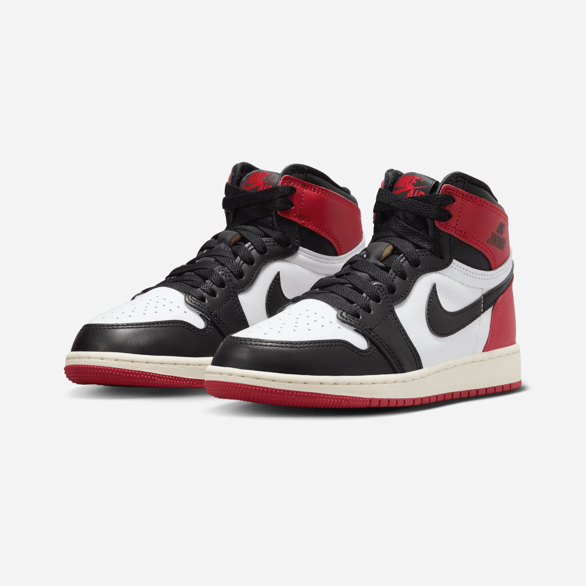 JORDAN | AIR JORDAN 1 HIGH OG (GS) BLACK TOE { WHITE/BLACK-VARSITY RED-SAIL
