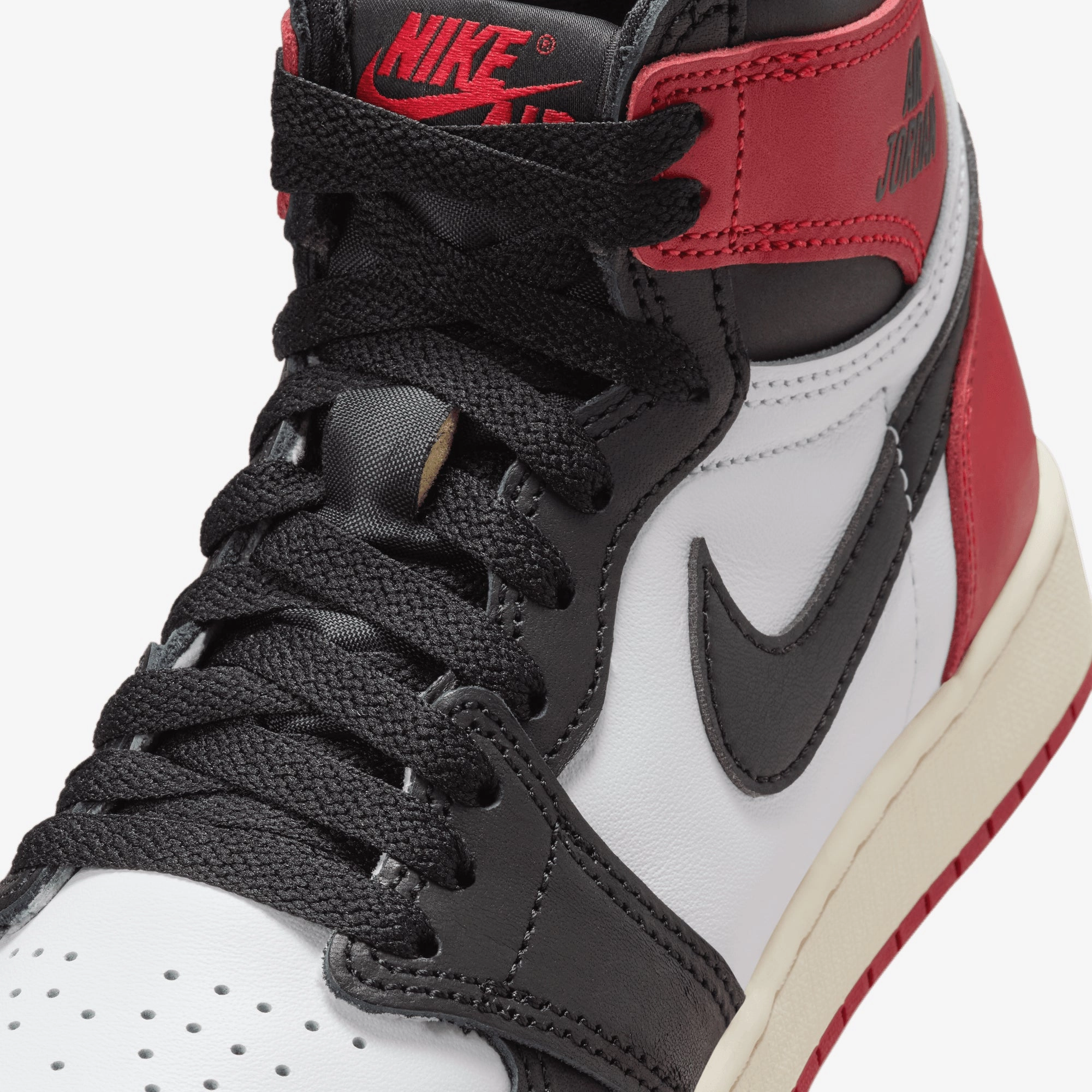 JORDAN | AIR JORDAN 1 HIGH OG (GS) BLACK TOE { WHITE/BLACK-VARSITY RED-SAIL
