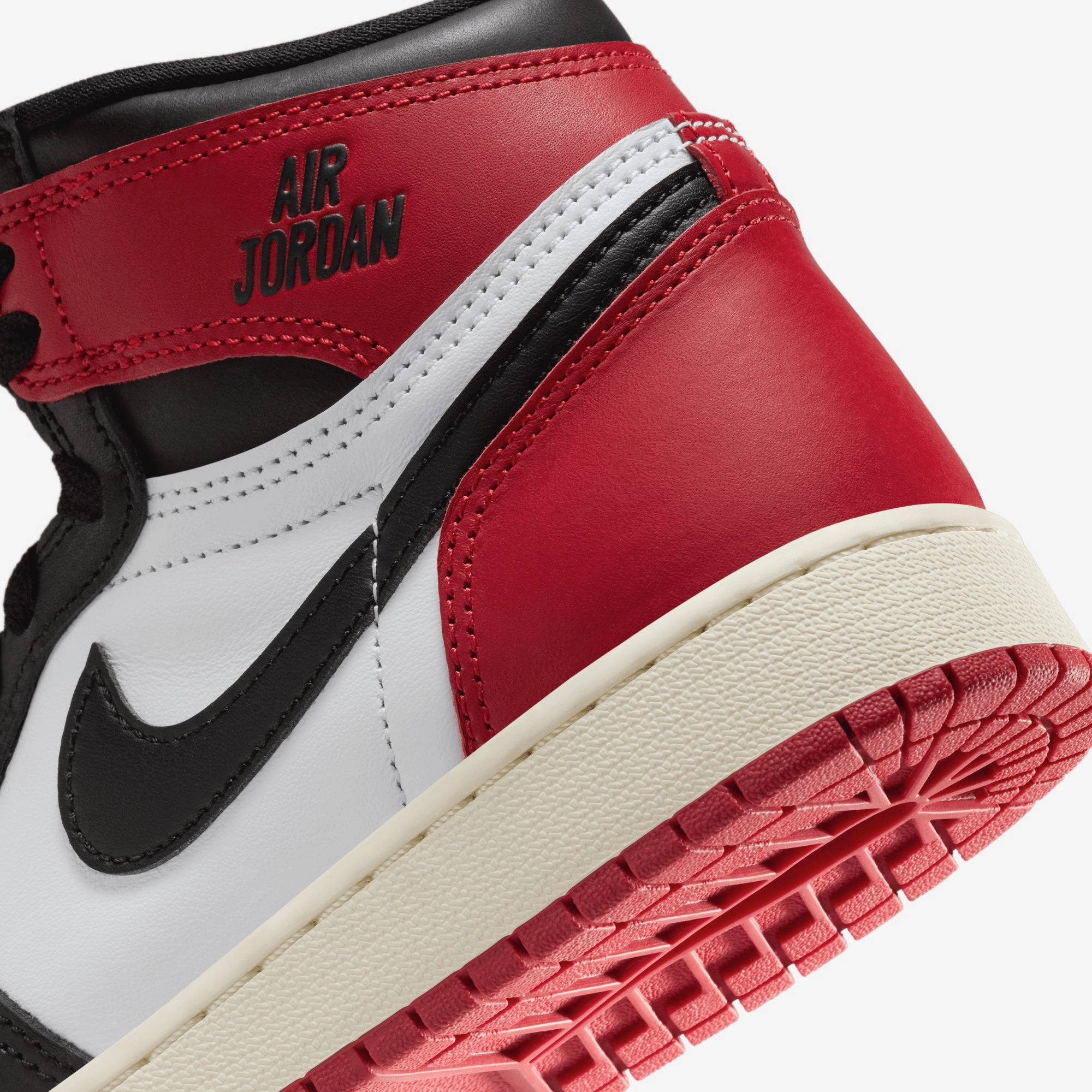 JORDAN | AIR JORDAN 1 HIGH OG (GS) BLACK TOE { WHITE/BLACK-VARSITY RED-SAIL