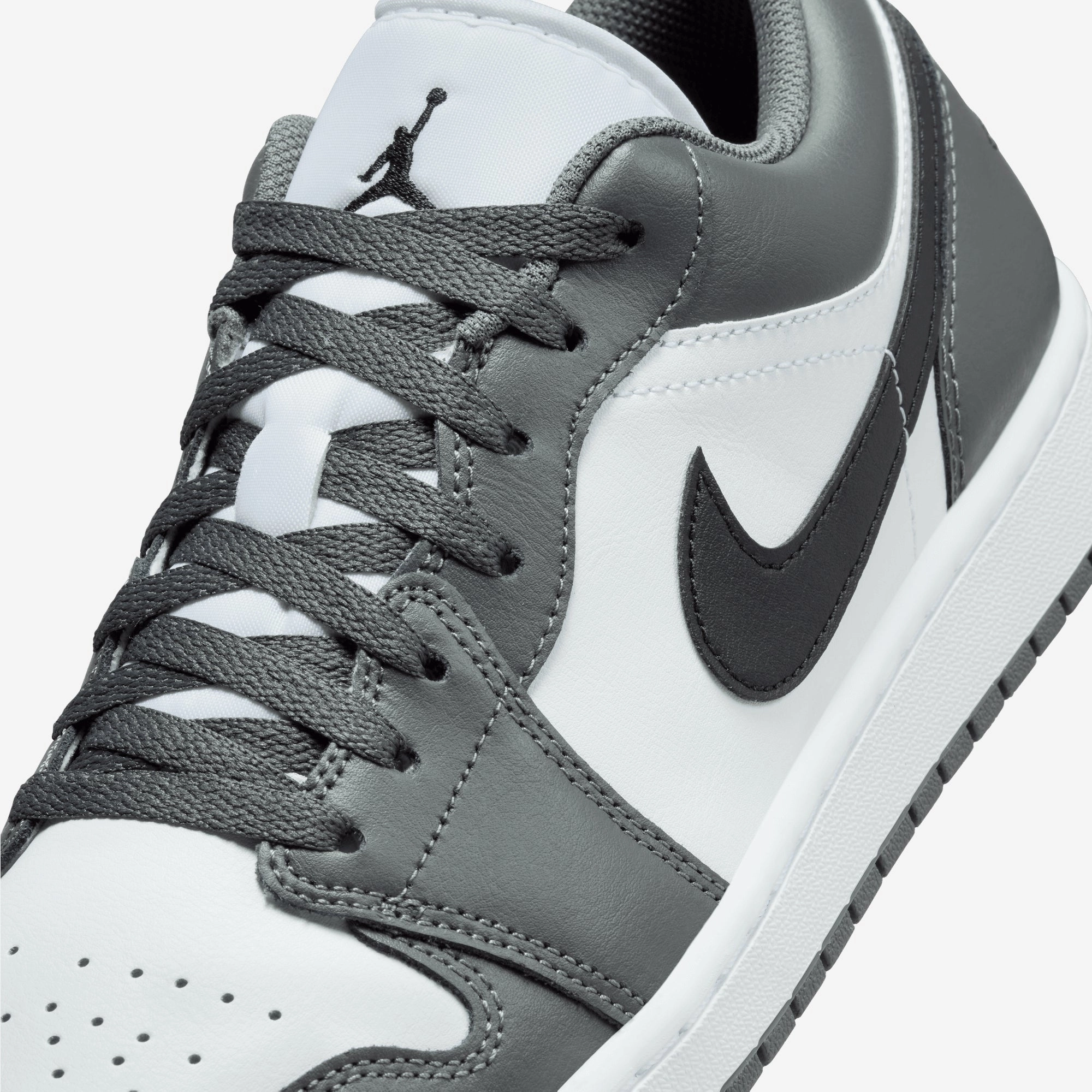 JORDAN | AIR JORDAN 1 LOW { WHITE/BLACK-IRON GREY