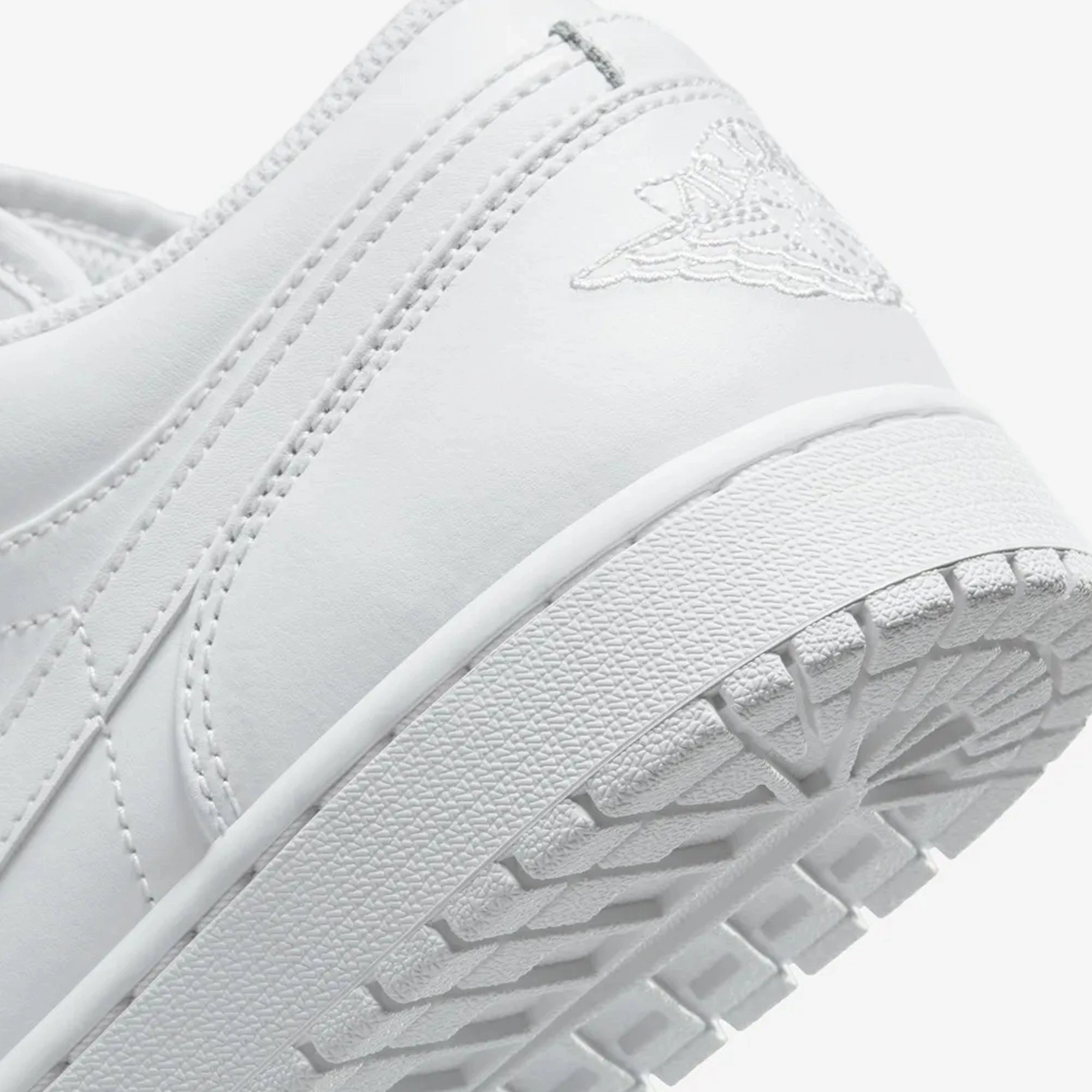 JORDAN | AIR JORDAN 1 LOW { WHITE/WHITE-WHITE