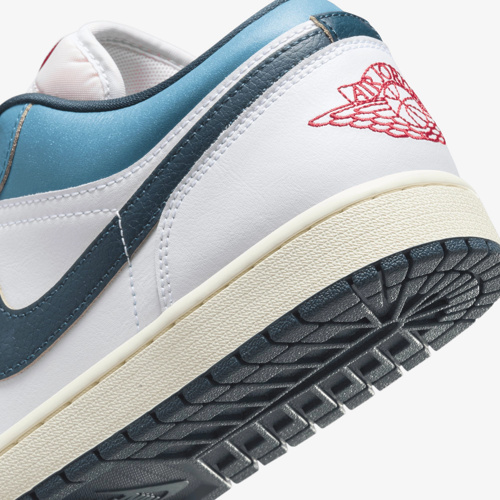 JORDAN | AIR JORDAN 1 LOW SE { WHITE/ARMORY NAVY-AEGEAN STORM