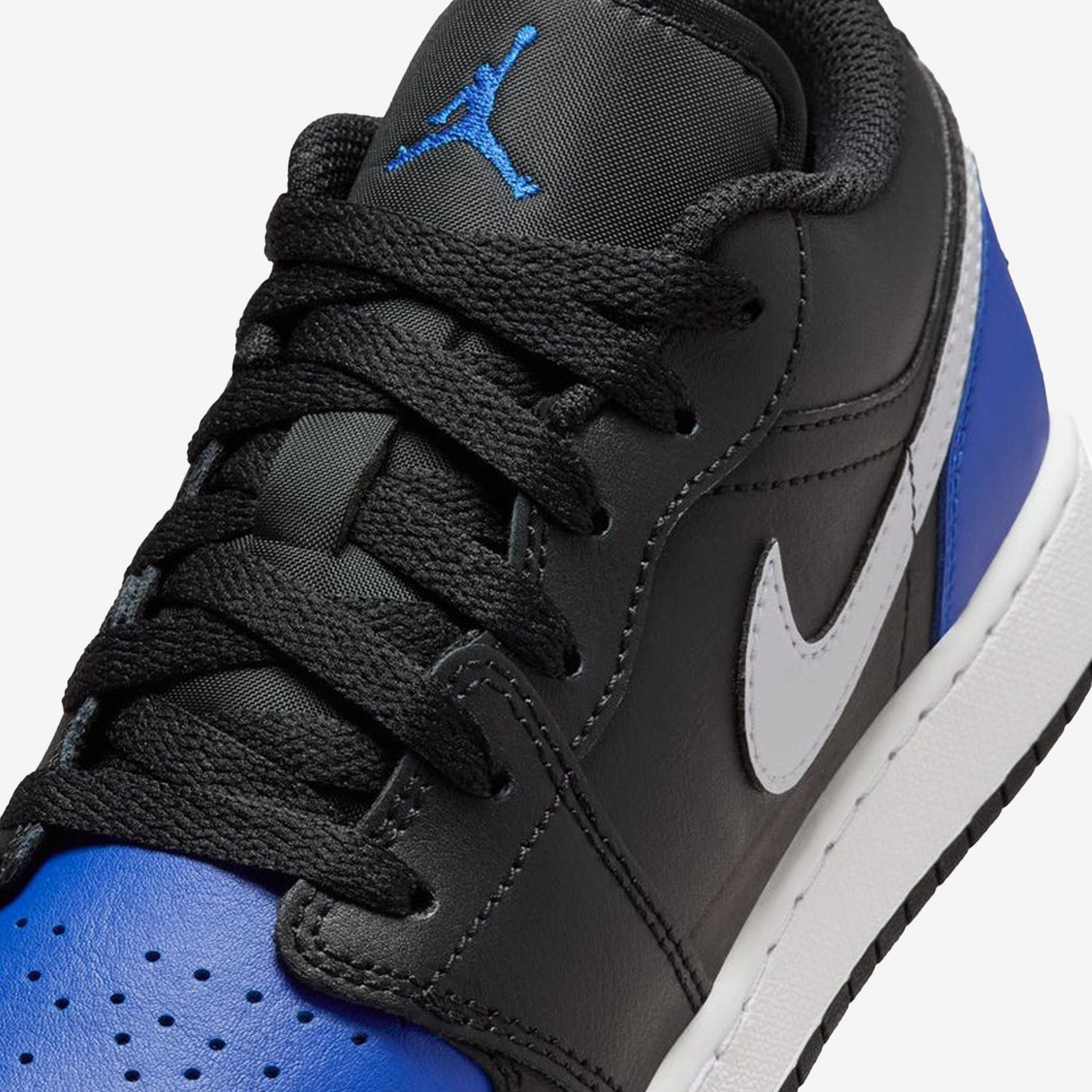 JORDAN | AIR JORDAN 1 LOW SE (GS) { BLACK/WHITE-GAME ROYAL