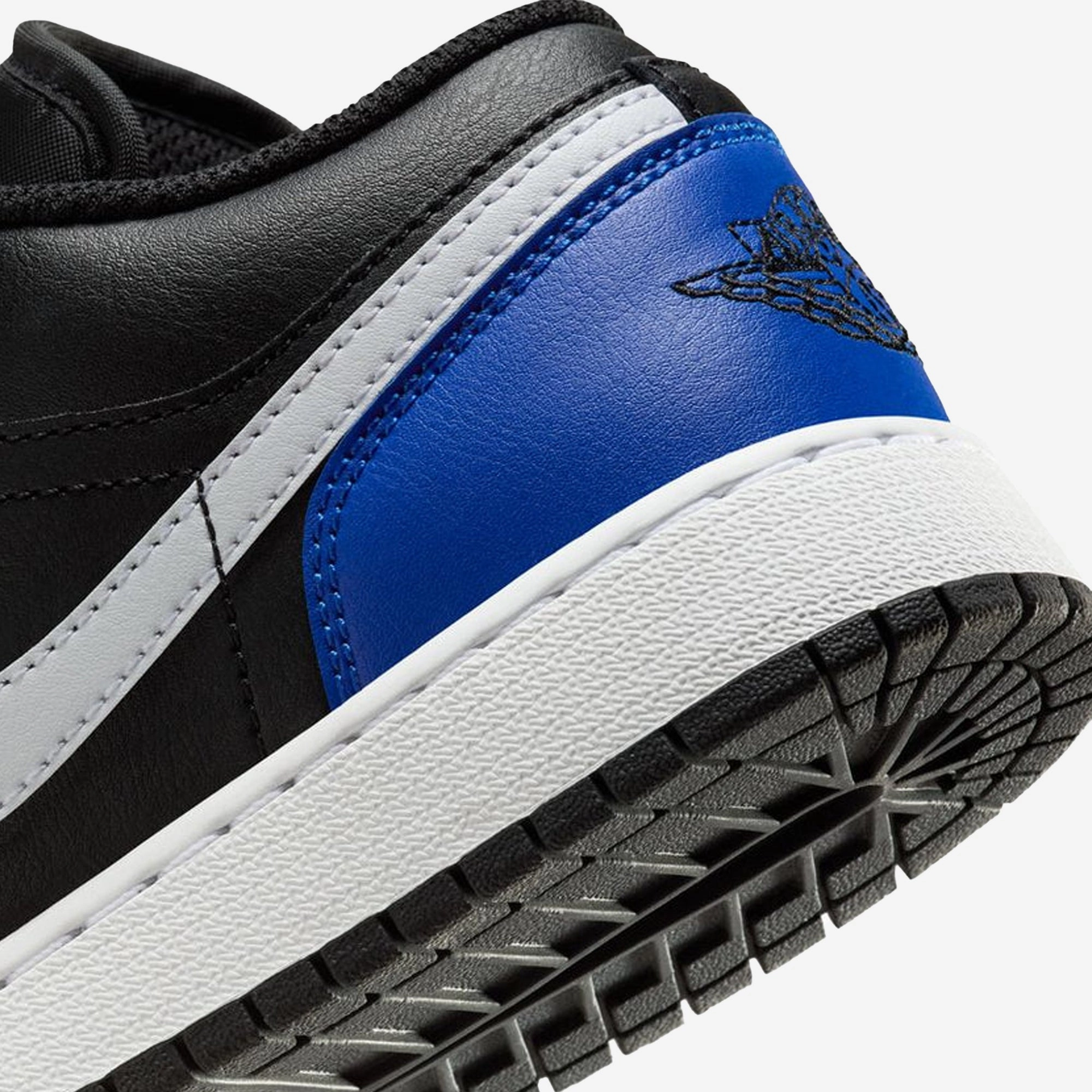 JORDAN | AIR JORDAN 1 LOW SE (GS) { BLACK/WHITE-GAME ROYAL