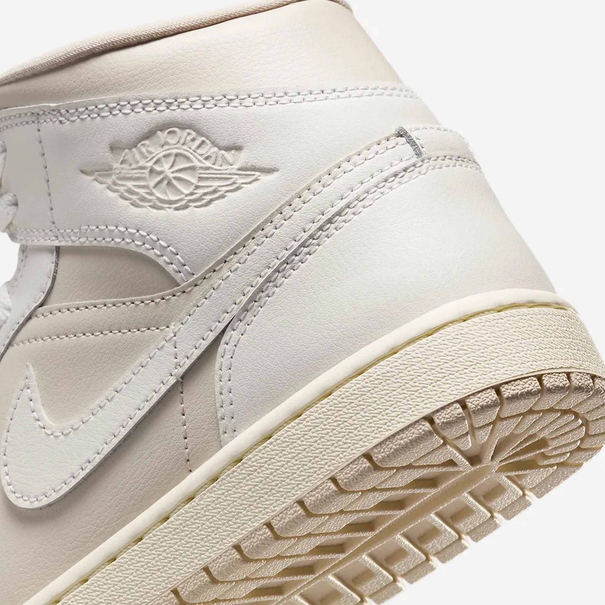 JORDAN | AIR JORDAN 1 MID { LEGEND LT BROWN/SAIL-MUSLIN