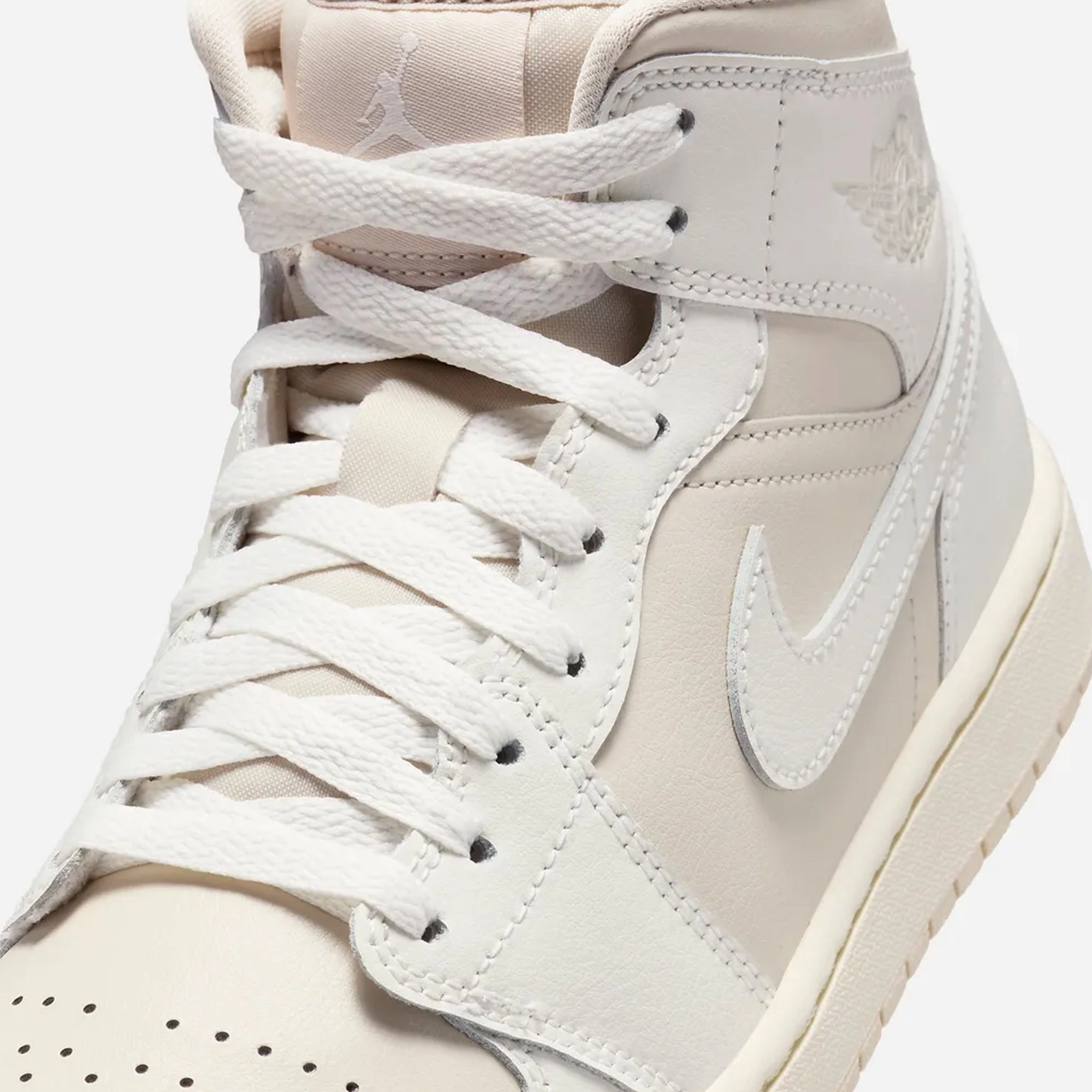 JORDAN | AIR JORDAN 1 MID { LEGEND LT BROWN/SAIL-MUSLIN