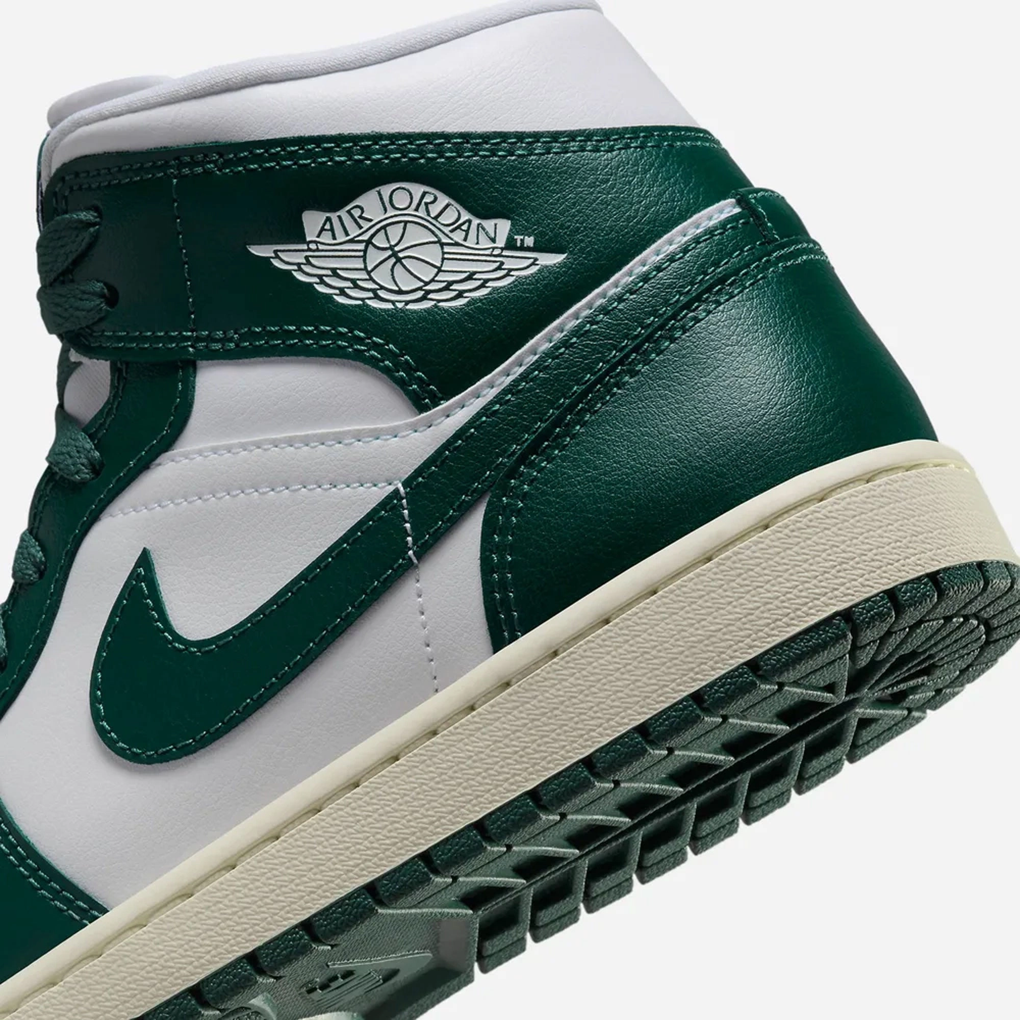 JORDAN | AIR JORDAN 1 MID { WHITE/OXIDIZED GREEN-SAIL