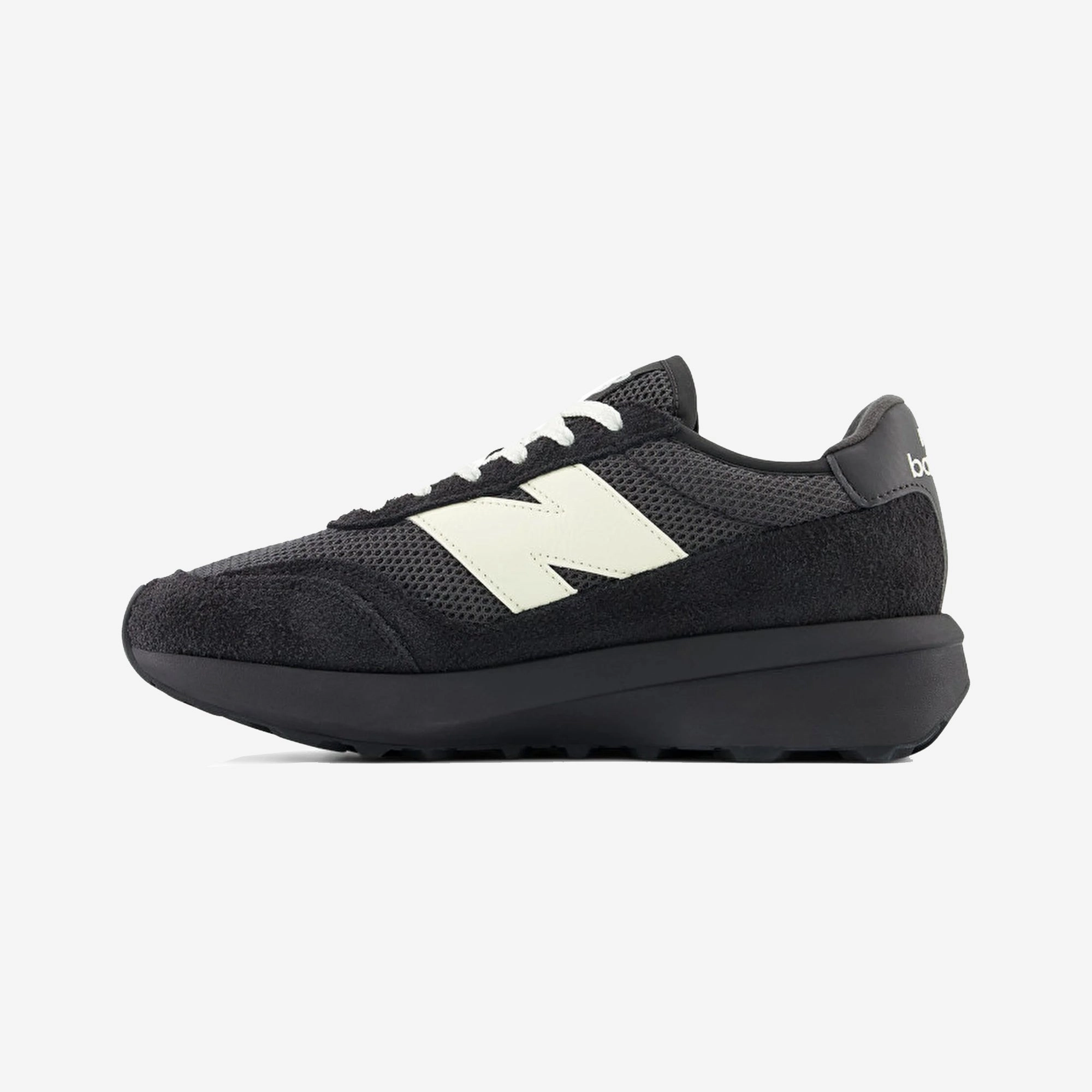 New Balance | 370 { BLACK/WHITE