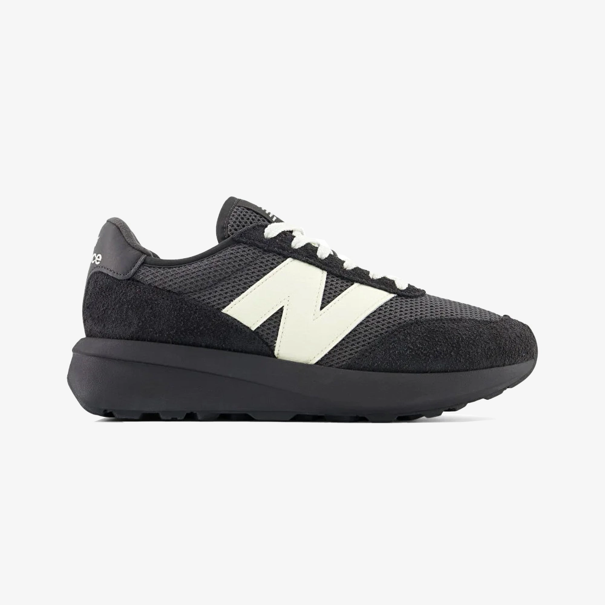 New Balance | 370 { BLACK/WHITE