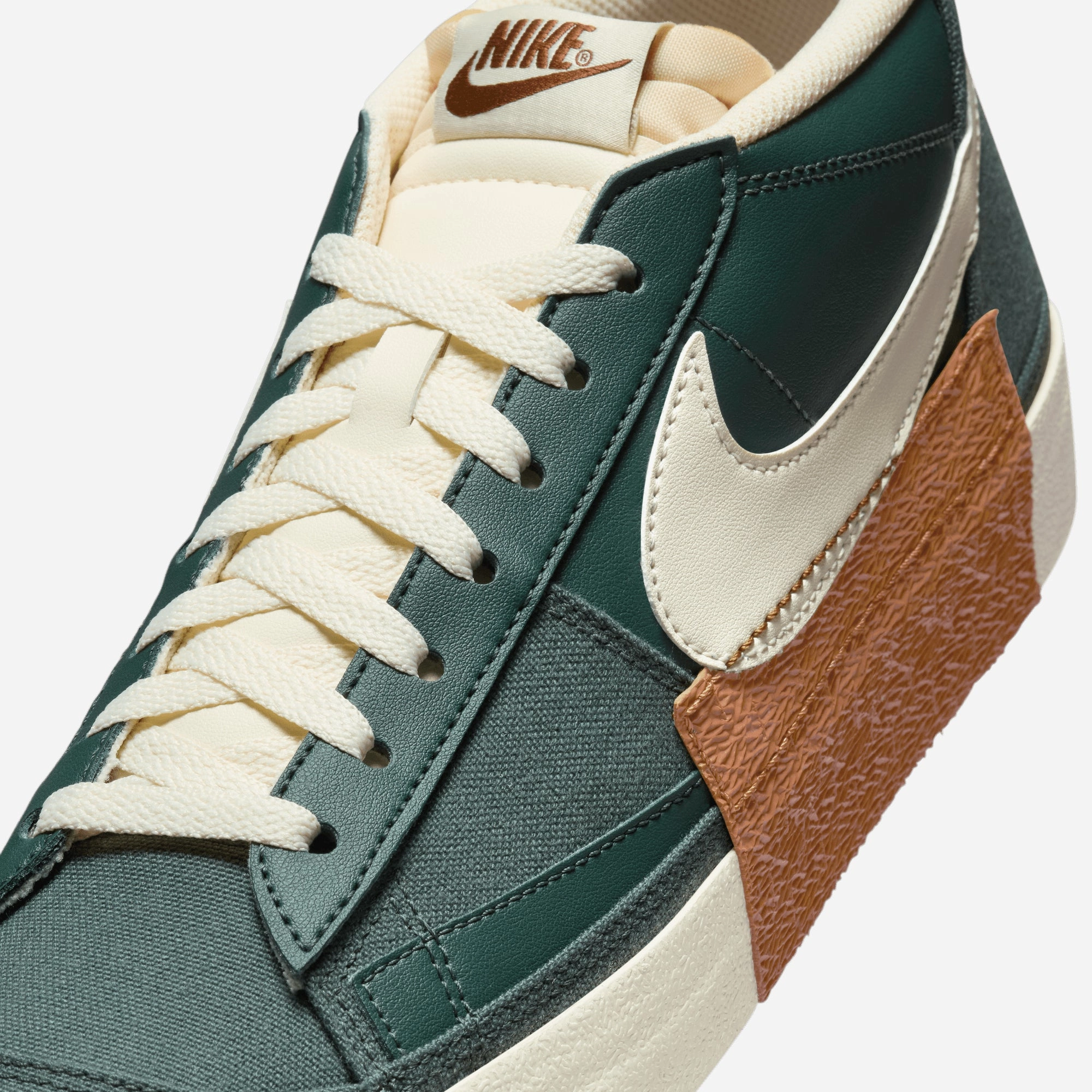NIKE | BLAZER LOW PRO CLUB { VINTAGE GREEN/COCONUT MILK