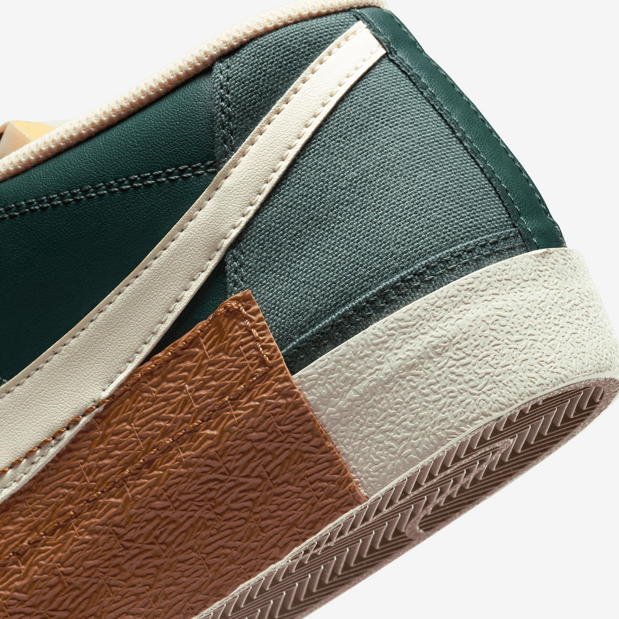 NIKE | BLAZER LOW PRO CLUB { VINTAGE GREEN/COCONUT MILK