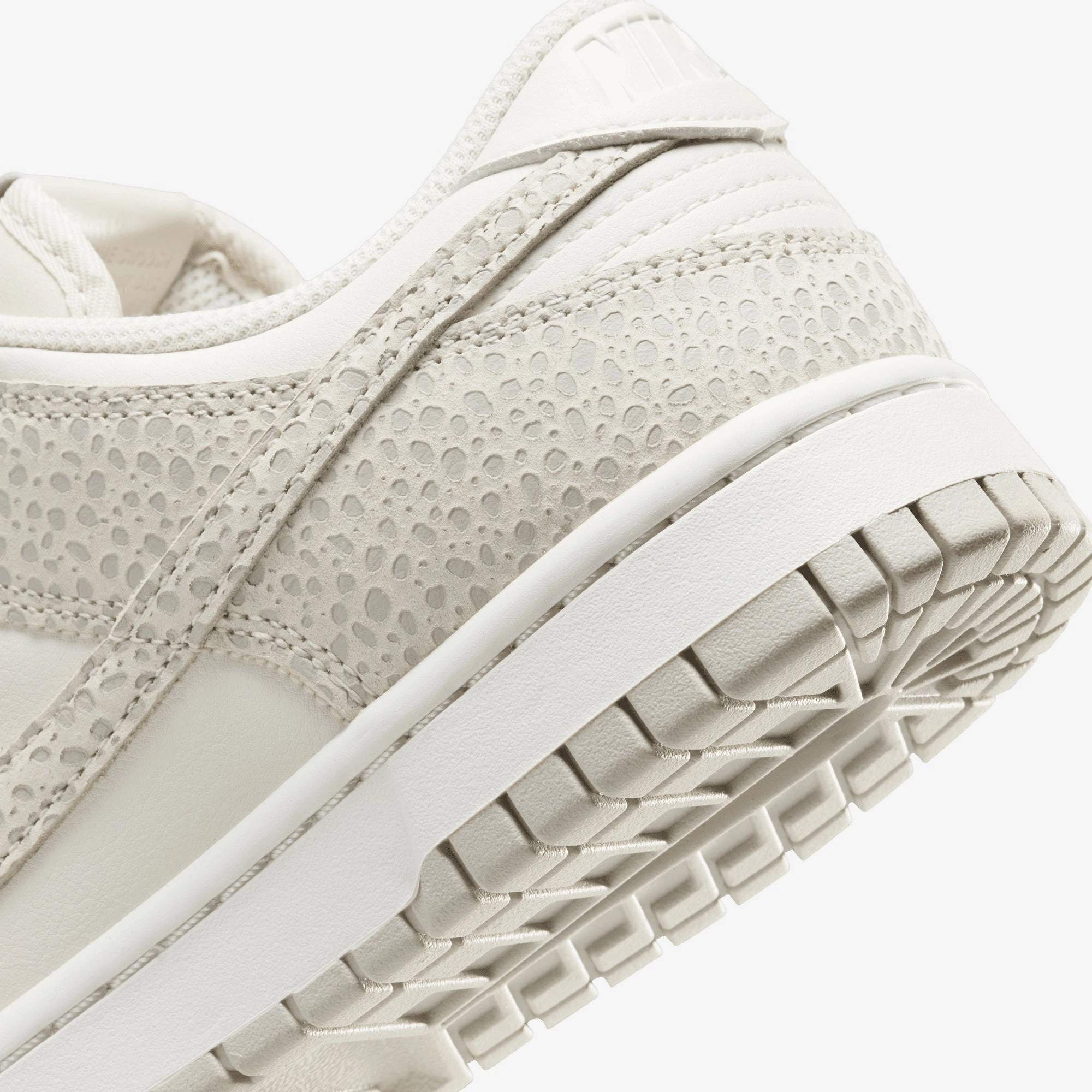 NIKE | DUNK LOW PREMIUM { PHANTOM/PHOTON DUST-LT SMOKE GREY