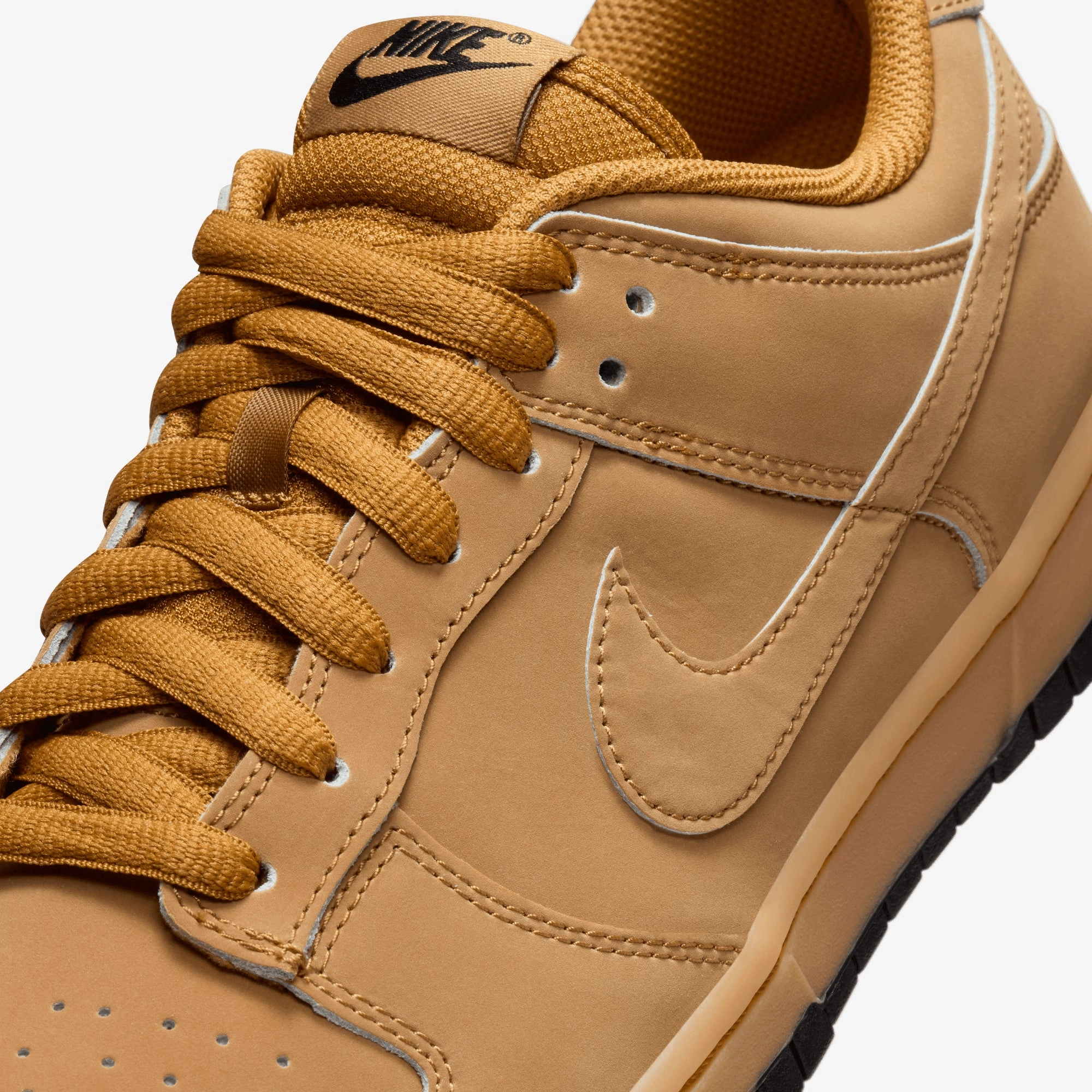 NIKE | DUNK LOW RETRO SE { WHEAT/WHEAT-GUM YELLOW-BLACK