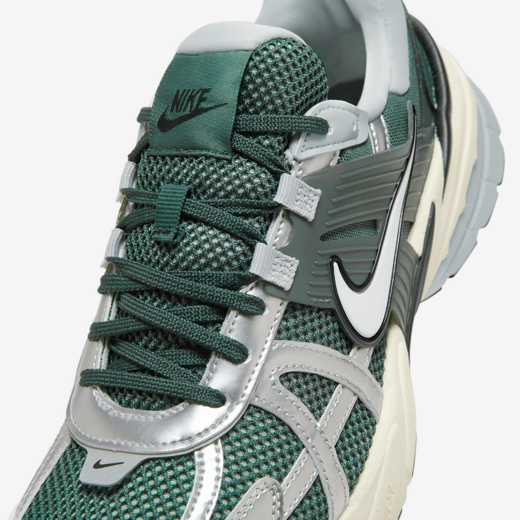 Nike | V2K RUN  { VINTAGE GREEN/VINTAGE GREEN