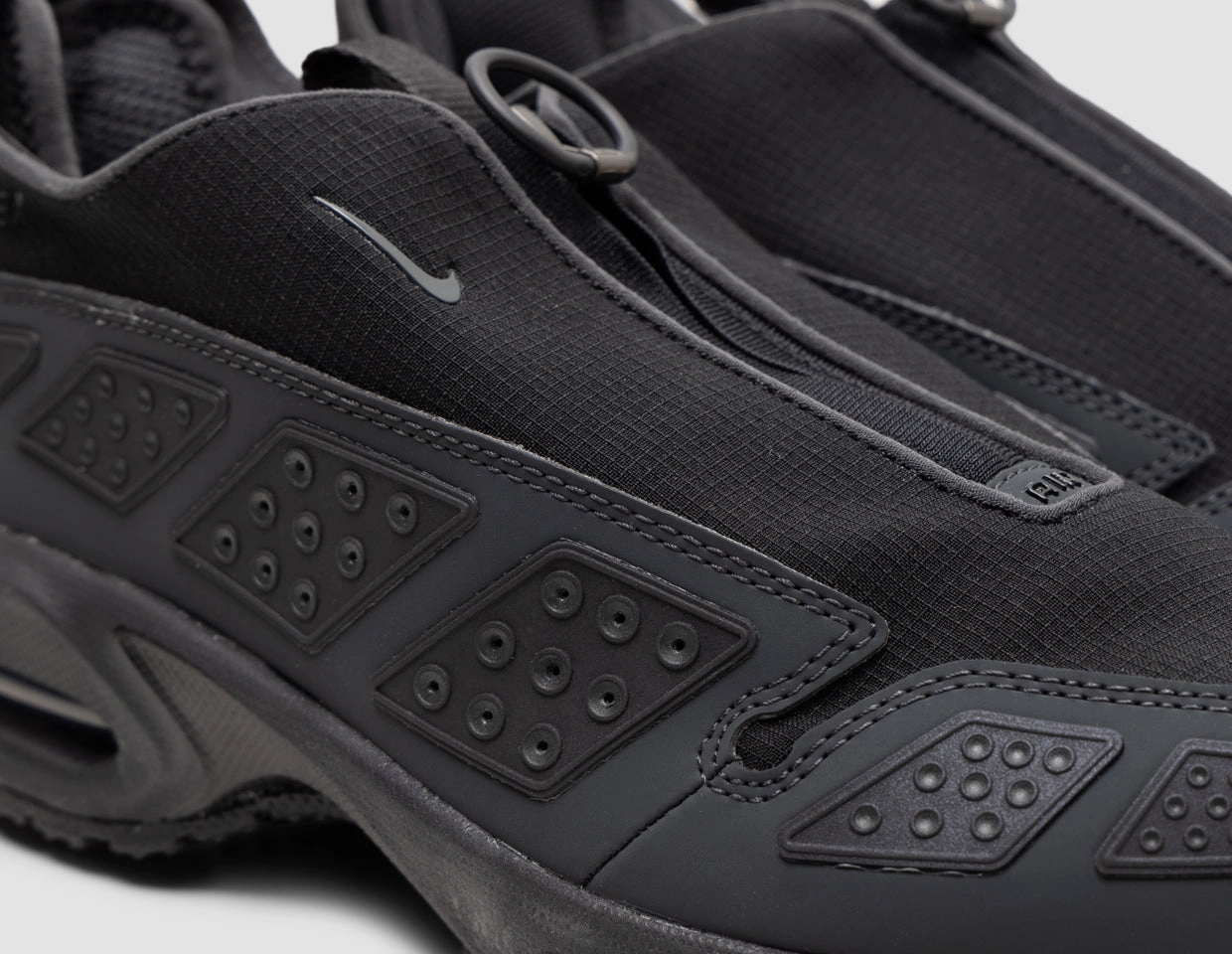 Nike Women's Air Max SNDR GORE-TEX Black / Dark Smoke Grey