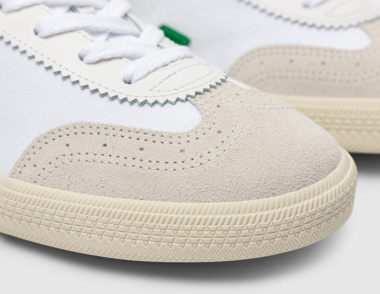 VEJA Volley White / Emerald