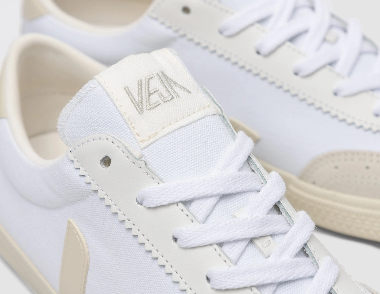 VEJA Volley White / Pierre