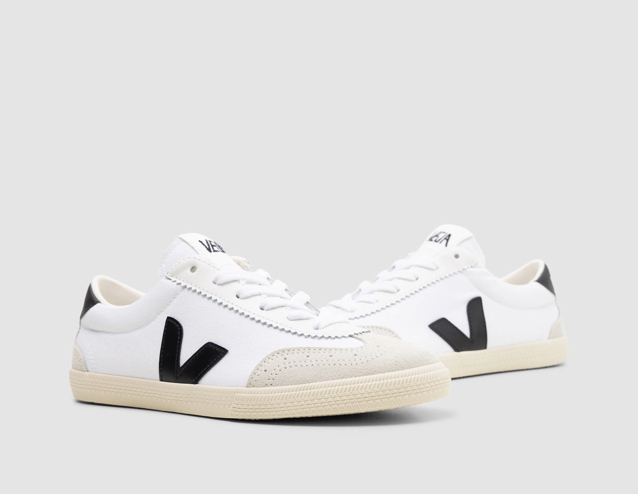 VEJA Women's Volley Canvas White / Black